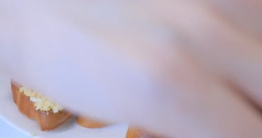 Beyaz ekmekten sandviç yapıyorum.