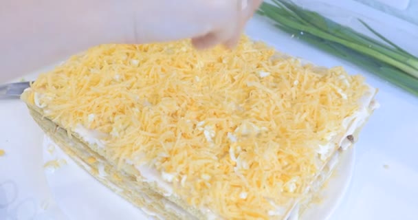 Готовить рыбный пирог с сыром — стоковое видео