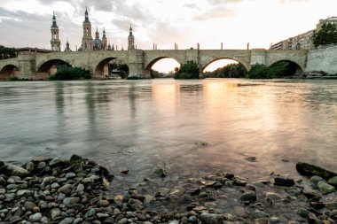 Saragossa 'da pürüzsüz suyla nehir köprüsü
