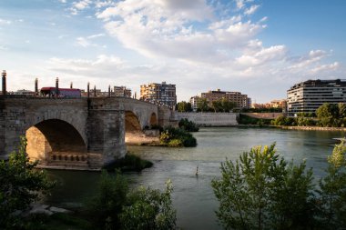 Saragossa (İspanya) şehrindeki eski taş köprü, Ebro Nehri 'ni geçmek, ünlü turistik dönüm noktası