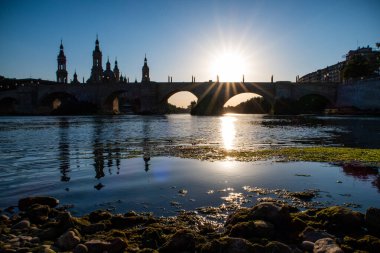 Işıldayan güneşli İspanyol nehir köprüsü