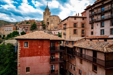 Kırmızı duvarlı tozlu İspanyol ortaçağ köy binası