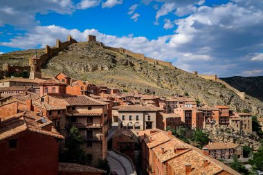 Dağ köyü duvarlı kale