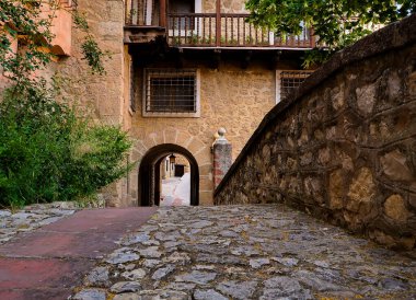 Kemerli, romantik mimarisi olan eski bir kasaba caddesi.