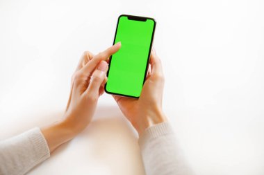 Cep telefonu tutan bir el.