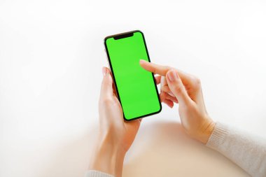 Cep telefonu tutan bir el.