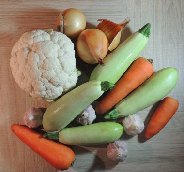 Değişik sebzelerin yaşamı: karnabahar, havuç, kabak, sarımsak ve soğan.