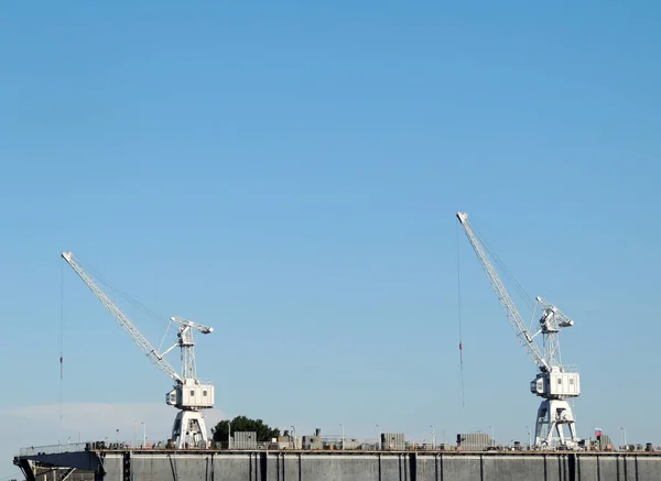 Два Белых Портовых Крана Против Голубого Неба Серой Погрузочной Платформе — стоковое фото