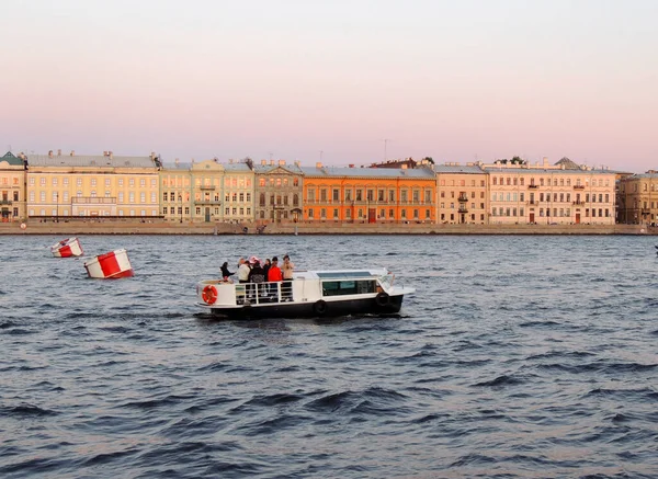 Una Barca Con Persone Galleggia Sul Fiume Neva San Pietroburgo — Foto Stock