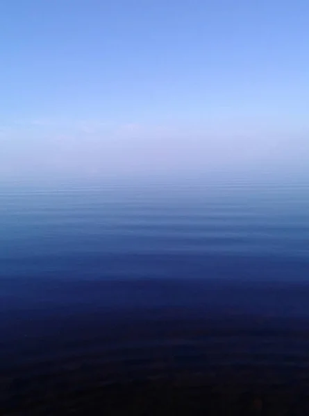 Sakin Mavi Deniz Pürüzsüz Mavi Gökyüzü Ile Ufukta Birleşir — Stok fotoğraf