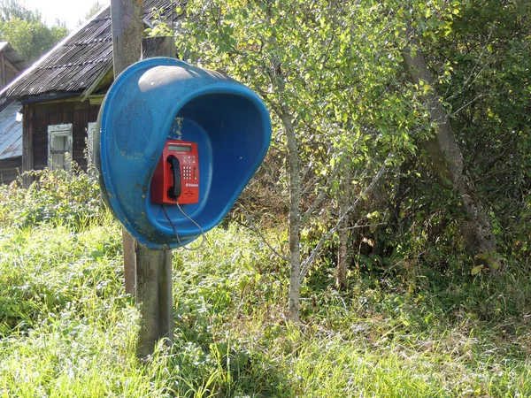 Telefone Público Azul Com Telefone Escarlate Uma Aldeia Abandonada Entre — Fotografia de Stock