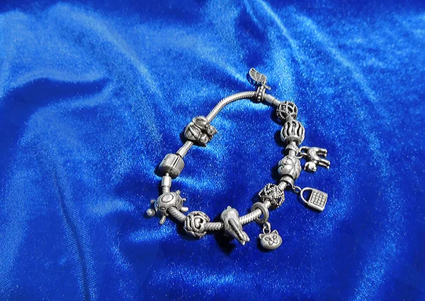 Beau Bracelet Charme Argent Sur Velours Bleu Vif — Photo