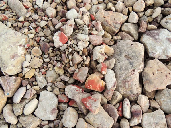 大小の灰色のピンク色の海岸石がたくさんあり 自然の背景として使用することができます — ストック写真
