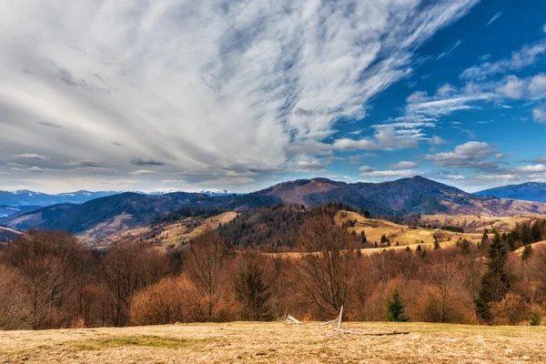 Górski krajobraz z niesamowite pochmurnego nieba — Zdjęcie stockowe