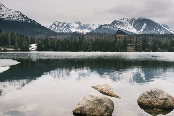 Dağ Gölü ve kış dağlarda — Stok fotoğraf