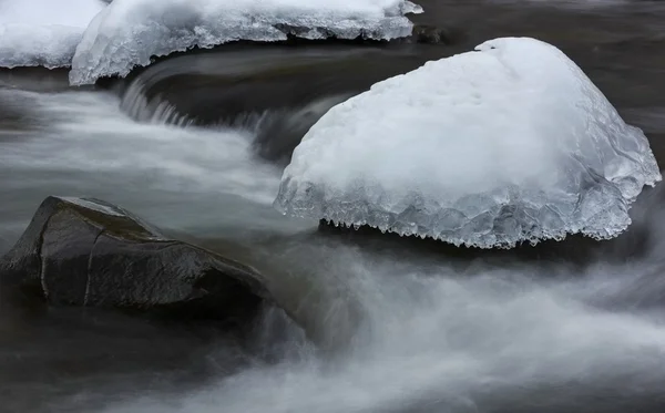 Cap of ice in frosted stream — Stock Photo, Image