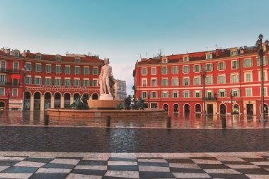 Nice, Fransa 15 Temmuz 2015: Place Massena Fontaine du Soleil sabahın erken saatlerinde ile