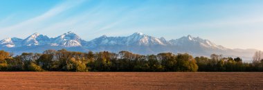 Dağlar, alan ve mavi gökyüzü Panoraması