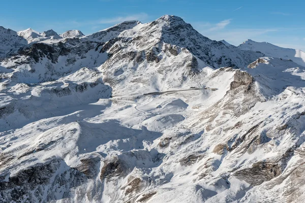 Wiev panorâmico de estrada alpina Grossglockner no inverno — Fotografia de Stock