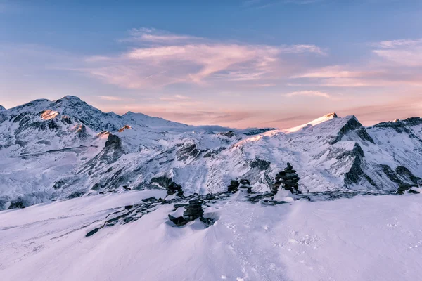 Kış Alpler'in dağlar nazik pembe günbatımı ışığı — Stok fotoğraf