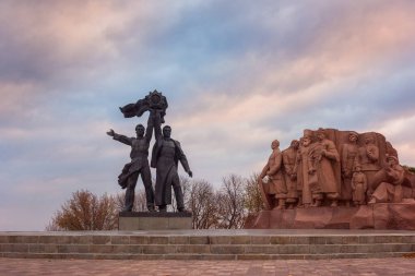 Kyiv, Ukrayna - 18 Ekim 2019: Ukrayna 'nın Kiev kentindeki Sovyet Halk Dostluk Kemeri. Günbatımında insansız manzara