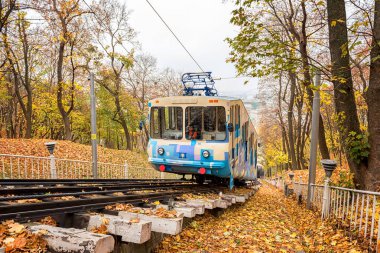 Kyiv, Ukrayna - 17 Ekim 2019: Kiev, Ukrayna 'da kentsel füniküler. Sonbahar kenti Volodymyrska Hirka ya da Saint Volodymyr Hill 'deki manzaralı demiryolu, popüler toplu taşıma aracı