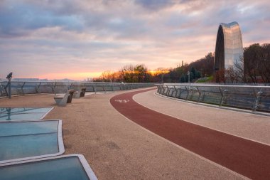Kyiv, Ukrayna - 18 Ekim 2019: Glass Bridge adlı yapı, Volodymyr Hill Parkı ile Ukrayna 'nın Dostluk Archı' nı birbirine bağlar. Manzaralı şehir manzarası