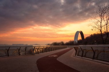 Kyiv, Ukrayna - 18 Ekim 2019: Glass Bridge adlı yapı, Volodymyr Hill Parkı ile Ukrayna 'nın Dostluk Archı' nı birbirine bağlar. Manzaralı şehir manzarası