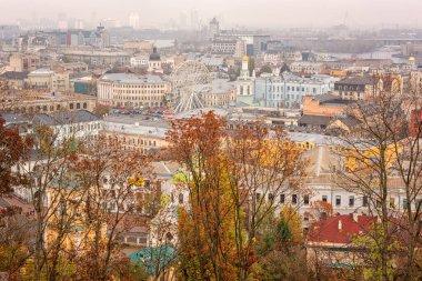 Manzara Ukrayna 'nın Manzara Alley (Peizazhna sokağı) parkından Kyiv' in (Kiev) en üst görüntüsü. Manzaralı şehir manzarası