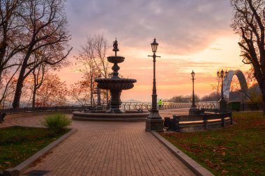 Güzel sonbahar parkı Volodymyrska Hirka ya da Ukrayna 'nın Kiev kentindeki Saint Volodymyr Tepesi. Sokak manzarası, çeşme, güneşli manzara.