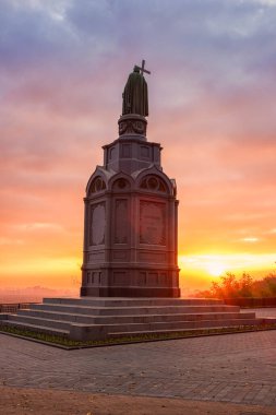 Güzel sonbahar parkı Volodymyrska Hirka ya da Ukrayna 'nın Kiev kentindeki Saint Volodymyr Tepesi. Sokağın manzarası ve Kiev St. Volodymyr anıtı, güneşli manzara