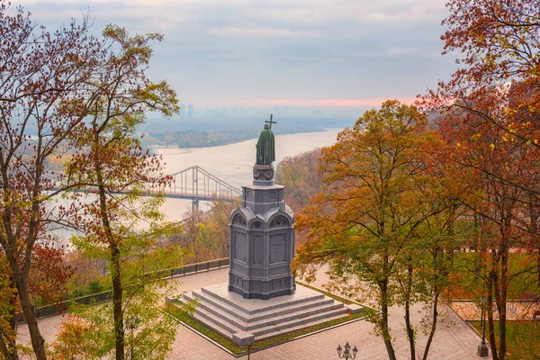 Güzel sonbahar parkı Volodymyrska Hirka ya da Saint Volodymyr Tepesi, Ukrayna, Kyiv. Kiev 'deki Aziz Volodymyr Anıtı, Dinyeper Nehri ve Pedestrian Köprüsü' nün manzarası, güneşli manzara