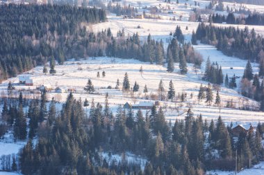 Karlı dağların manzarası ve Karpatlar 'daki küçük köy, kış manzarası, dış seyahat geçmişi.