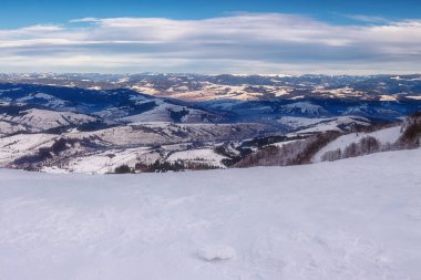 Manzaralı kış manzarası, Karpatlar 'ın tepeleri ve tepelerinin muhteşem panoramik dağ manzarası ve bulutlu mavi gökyüzü, dış seyahat arka planı, Zakarpattia, Ukrayna