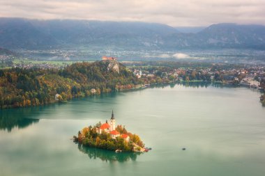 Slovenya 'daki ünlü Alp Bled Gölü (Blejsko jezero), muhteşem sonbahar manzarası. Göl manzaralı, kiliseli ada, Bled Castle ve Ojstrica 'lı Julian Alps.