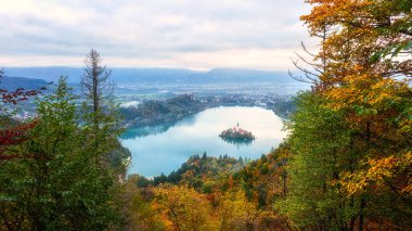 Slovenya 'daki ünlü Alp Bled Gölü (Blejsko jezero), muhteşem sonbahar manzarası. Göl manzaralı, kiliseli ada, Bled Castle ve Ojstrica 'lı Julian Alps.