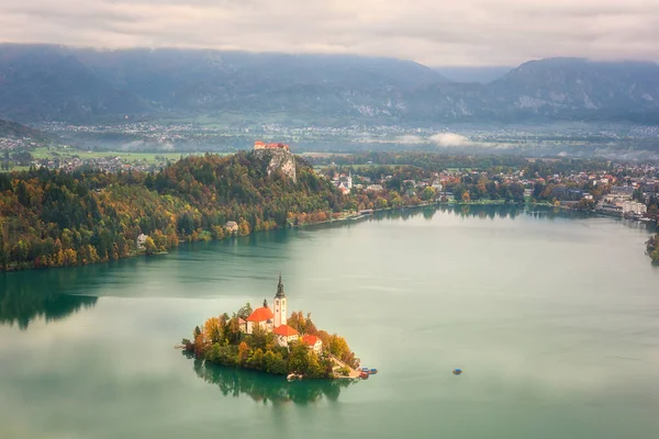 슬로베니아 알프스 놀랍게 풍경이 펼쳐져 호수의 교회가 드레드 오제스 트라타 — 스톡 사진