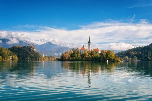 斯洛文尼亚著名的高山漂白湖 Blejsko Jezero 令人叹为观止的秋季风景 湖景尽收眼底 岛上教堂林立 城堡林立 高山蓝天云彩 户外旅行背景 — 图库照片