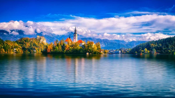 斯洛文尼亚著名的高山漂白湖 Blejsko Jezero 令人叹为观止的秋季风景 湖景尽收眼底 岛上教堂林立 城堡林立 高山蓝天云彩 户外旅行背景 — 图库照片