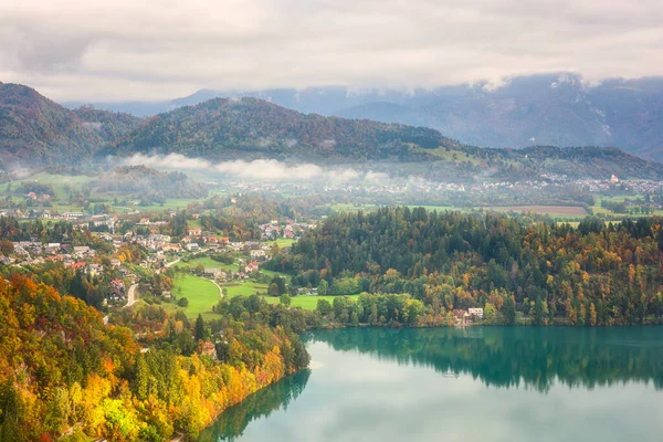 日落时在斯洛文尼亚的朱利安阿尔卑斯山上俯瞰的风景 美丽的秋天风景 绿宝石湖 阳光明媚的山谷 高山村庄 户外旅行背景 — 图库照片