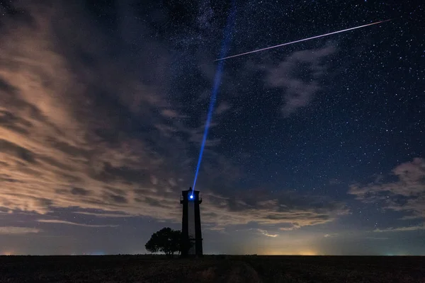 Úžasná Noční Krajina Hvězdnatou Oblohou Mraky Satelity Starlink Malebný Pohled — Stock fotografie