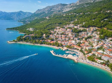 İnanılmaz deniz manzarası, Makarska Riviera, Dalmaçya, Hırvatistan manzarası. Popüler turizm beldesi ve Adriyatik deniz kıyısında yaz tatil beldesi, dış seyahat geçmişi