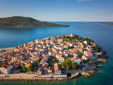 Hırvatistan 'ın Dalmaçya kentindeki Primosten eski kasabasının muhteşem deniz manzarası. Popüler turizm beldesi ve Adriyatik deniz kıyısında yaz tatil beldesi, dış seyahat geçmişi