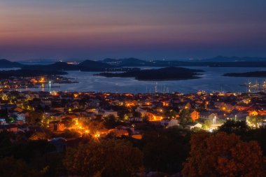 Murter-Kornati kasabası, deniz ve Kornati adalarının muhteşem panoramik manzarası, ışıklı gece manzarası, Murter otok, Dalmaçya, Hırvatistan. Dış seyahat arka planı