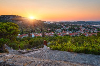 Murter-Kornati şehri, deniz ve Kornati adalarının muhteşem panoramik manzarası, gün batımındaki manzara, Murter otok, Dalmaçya, Hırvatistan. Dış seyahat arka planı