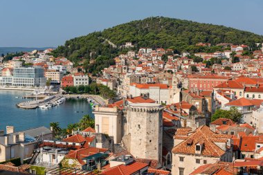 Diocletians saray çan kulesinden Split 'in eski kentinin manzara manzarası, güzel şehir manzarası, dış seyahat arka planı, Dalmaçya, Hırvatistan. Ülkedeki ve Avrupa 'daki ünlü turizm beldesi