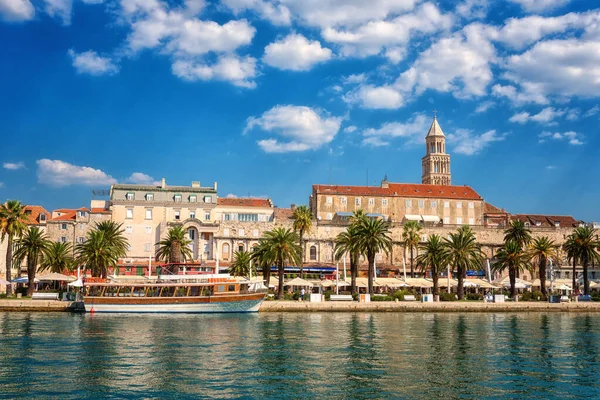 Split 'in eski şehir manzarası, toprak döşeme, antik mimari ve ünlü Diocletians sarayı, mavi gökyüzü ve deniz manzaralı güzel şehir manzarası, Dalmaçya, Hırvatistan, dış seyahat arka planı