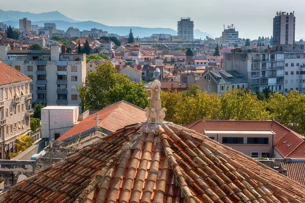 Diocletians saray çan kulesinden Split 'in eski kentinin manzara manzarası, güzel şehir manzarası, dış seyahat arka planı, Dalmaçya, Hırvatistan. Ülkedeki ve Avrupa 'daki ünlü turizm beldesi