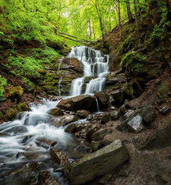 Baharda Shypit şelalesi, inanılmaz doğa manzarası, Karpatya dağlarındaki ünlü turistik bölge. Duvar kağıdı, Pylypets, Zakarpattia, Ukrayna için uygun dış seyahat arka planı