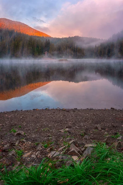 Fiery Sunrise Alpine Lake Synevyr Carpathian Mountains Amazing Nature Landscape — Stock Photo, Image